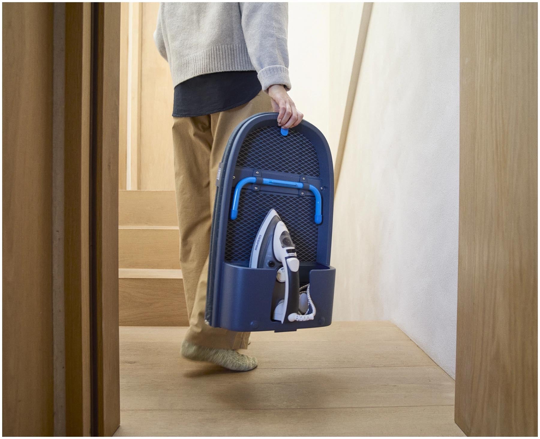 Praktisches Pocket Max Plus Bügelbrett in stilvollem Schwarz-Blau, perfekt für platzsparendes und effektives Bügeln, von Joseph Joseph.