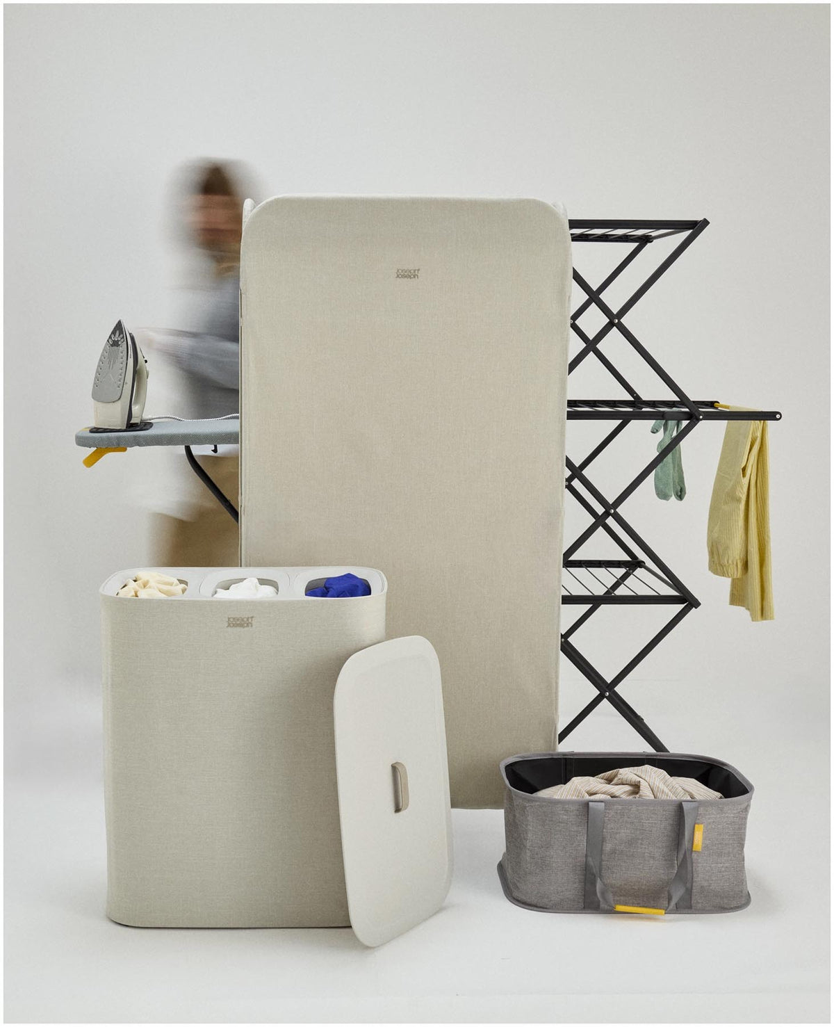Glide Compact Bügelbrett grau gelb in Gelb präsentiert im Onlineshop von KAQTU Design AG. Schneidbrett ist von Joseph Joseph