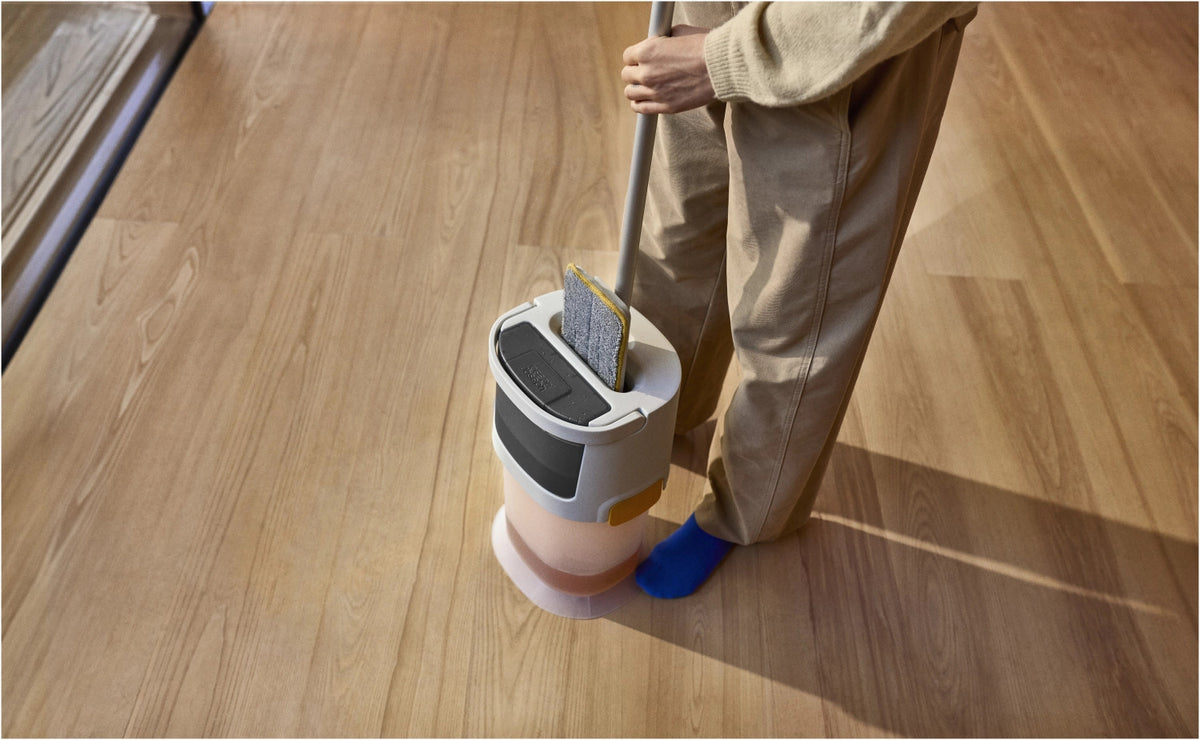UltraClean Hartboden Reinigungssystem hellgrau in Grau präsentiert im Onlineshop von KAQTU Design AG. Reinigung & Wäsche ist von Joseph Joseph