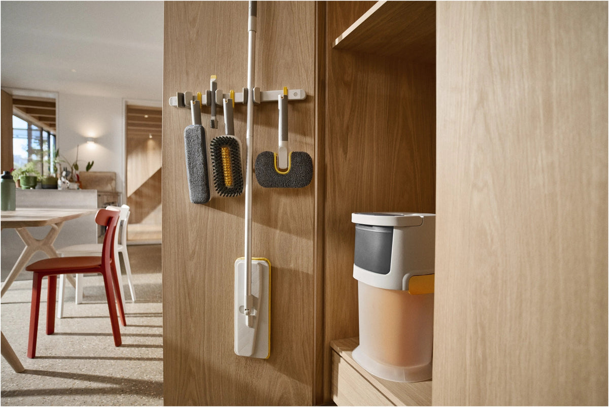 UltraClean Hartboden Reinigungssystem hellgrau in Grau präsentiert im Onlineshop von KAQTU Design AG. Reinigung & Wäsche ist von Joseph Joseph