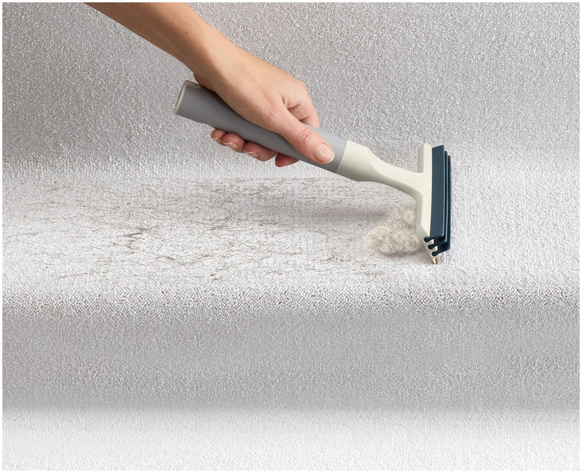 CleanTech 2-in-1 Teppich Reinigungsgadget hellgrau in Grau präsentiert im Onlineshop von KAQTU Design AG. Reinigung & Wäsche ist von Joseph Joseph