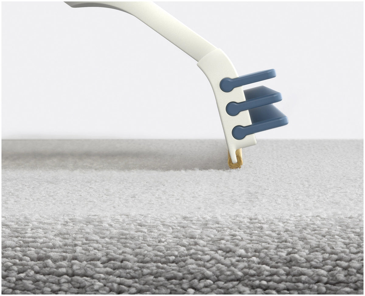 CleanTech 2-in-1 Teppich Reinigungsgadget hellgrau in Grau präsentiert im Onlineshop von KAQTU Design AG. Reinigung & Wäsche ist von Joseph Joseph
