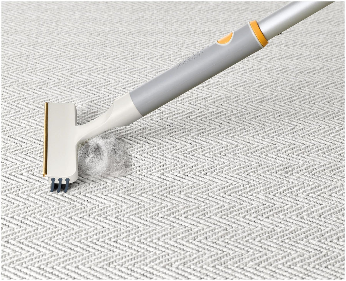 CleanTech 2-in-1 Teppich Reinigungsgadget hellgrau in Grau präsentiert im Onlineshop von KAQTU Design AG. Reinigung & Wäsche ist von Joseph Joseph
