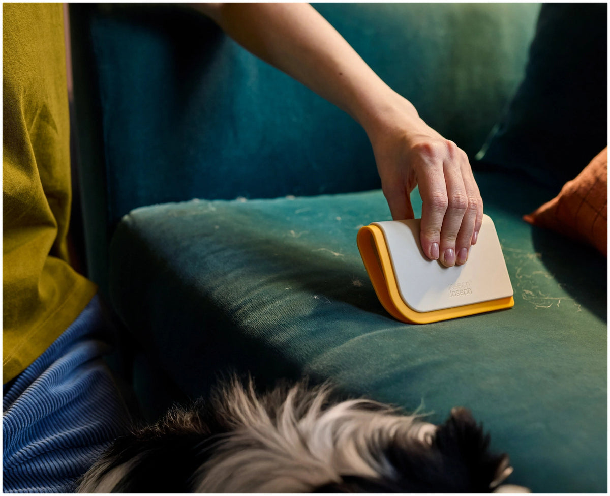 CleanTech 3-in-1 Tierhaare Reinigungsgadget hellgrau in Grau präsentiert im Onlineshop von KAQTU Design AG. Reinigung & Wäsche ist von Joseph Joseph