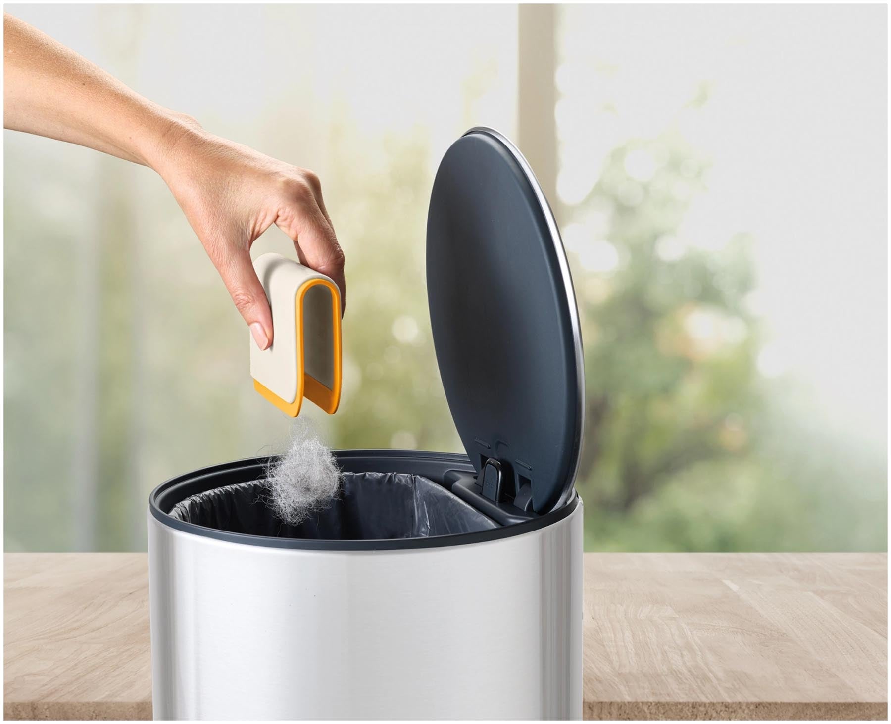 Effizientes hellgraues 3-in-1 Gadget von Joseph Joseph zur einfachen Entfernung von Tierhaaren von Möbeln, Kleidung und mehr.