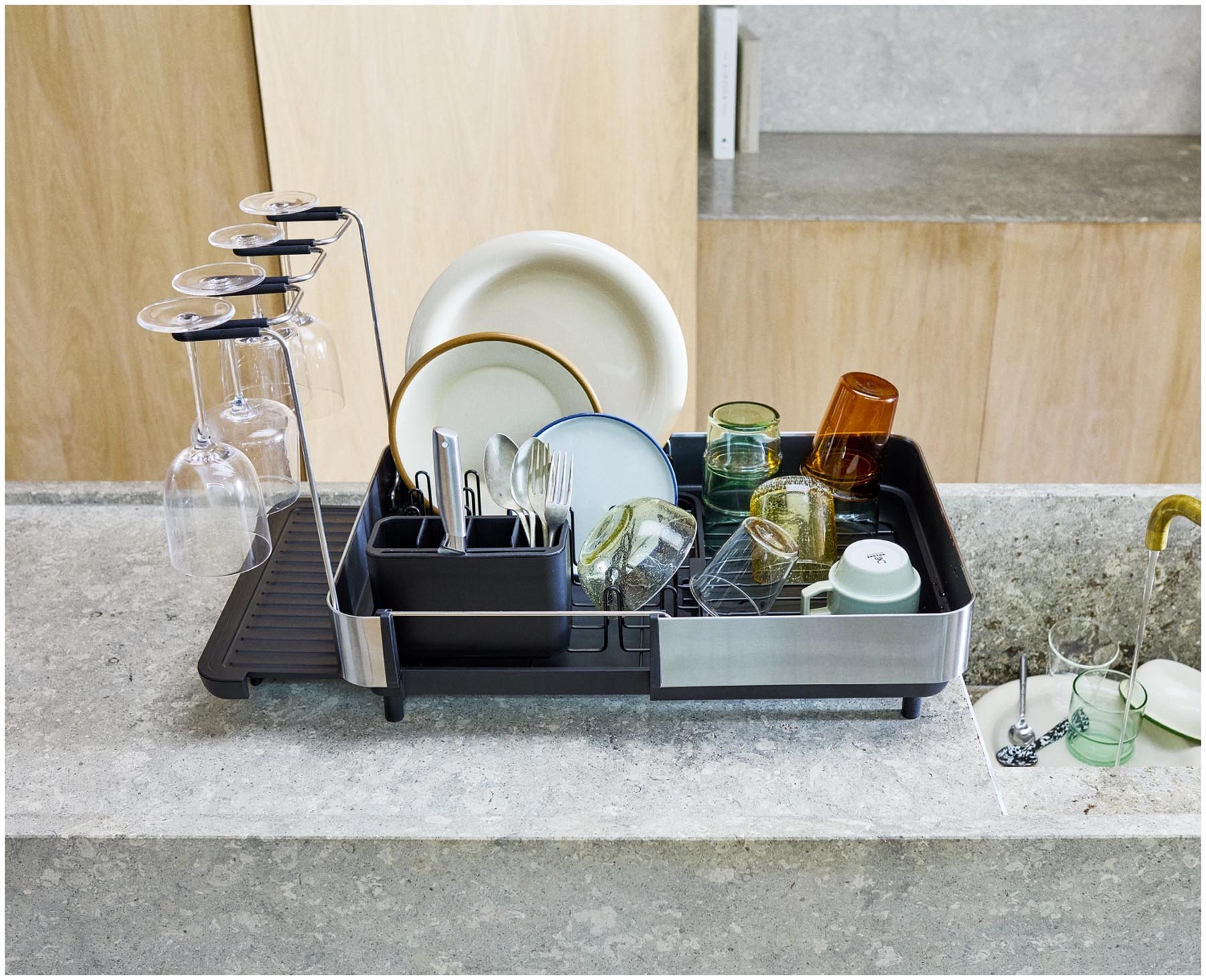 Stylischer Geschirrabtropfständer Extend Steel Plus in Schwarz von Joseph Joseph, perfekt für platzsparendes Abtropfen und modernes Küchendesign.