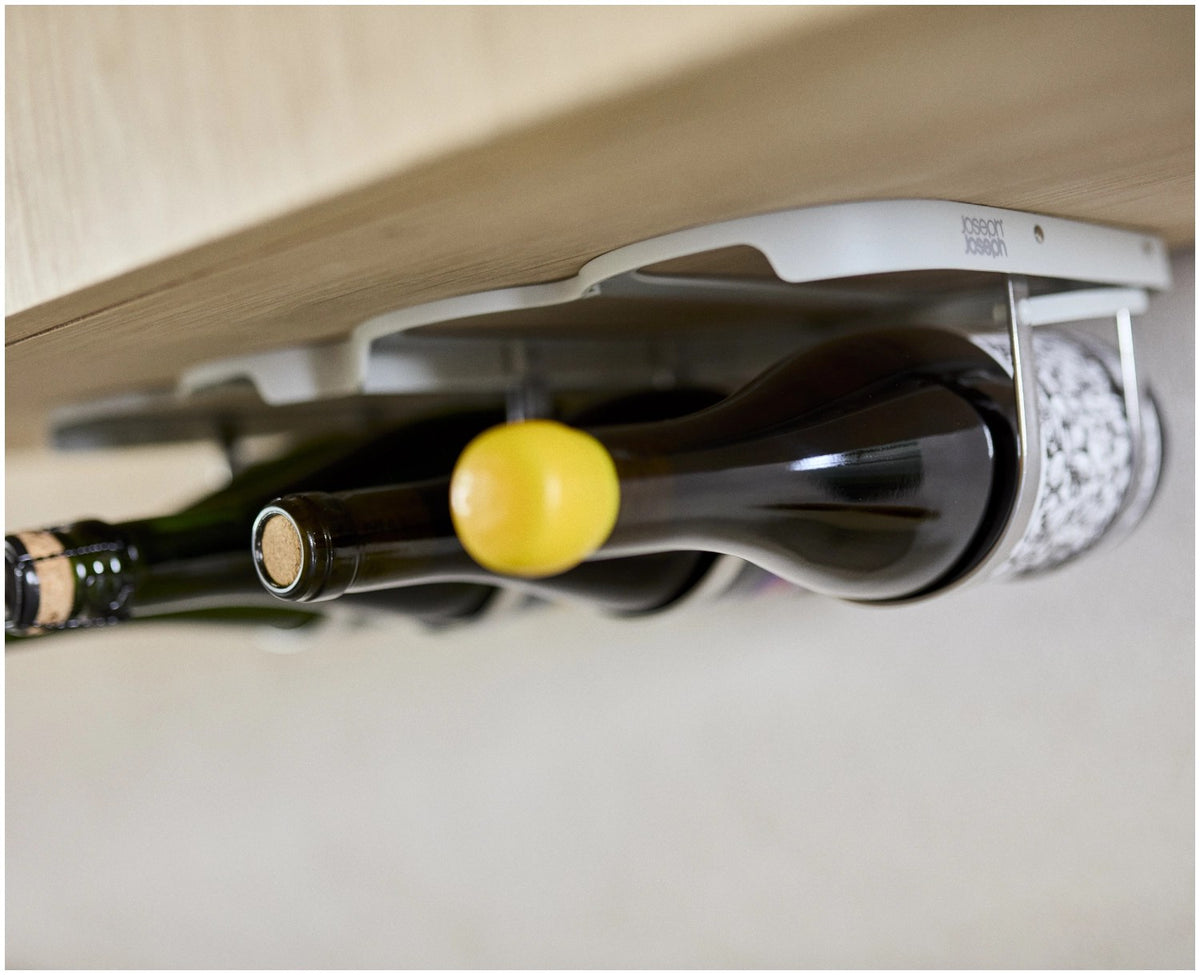 Klappbarer Weinflaschenhalter aus Edelstahl in Hellgrau, montiert unter einem Küchenschrank, mit Platz für vier Flaschen und Magnetverschluss.