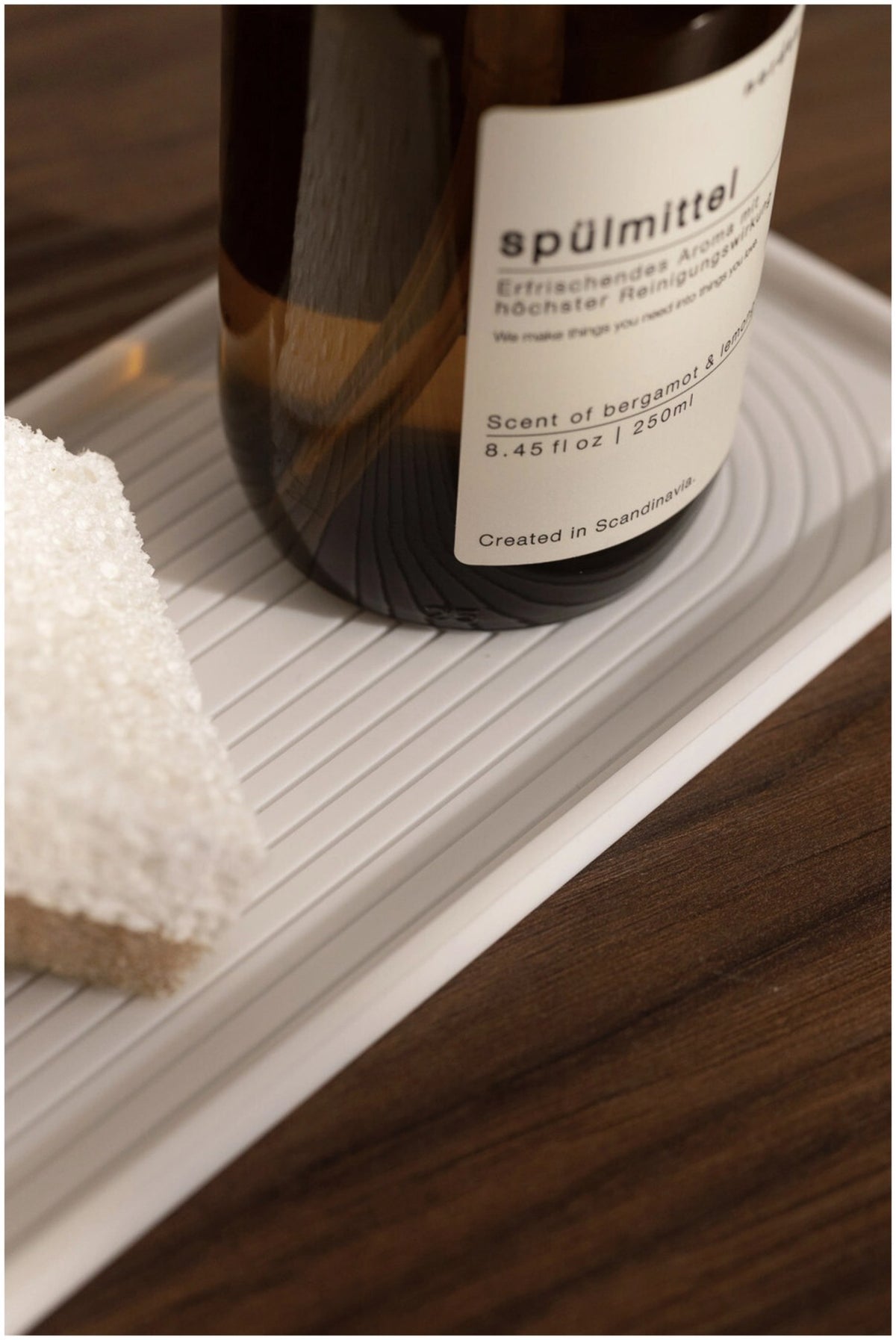 Weisse Abtropfmatte aus Silikon von Nordesign mit strukturierter Oberfläche im nordischen Bogenmuster, Masse 28 x 10 x 1 cm, erhöhte Rillen.