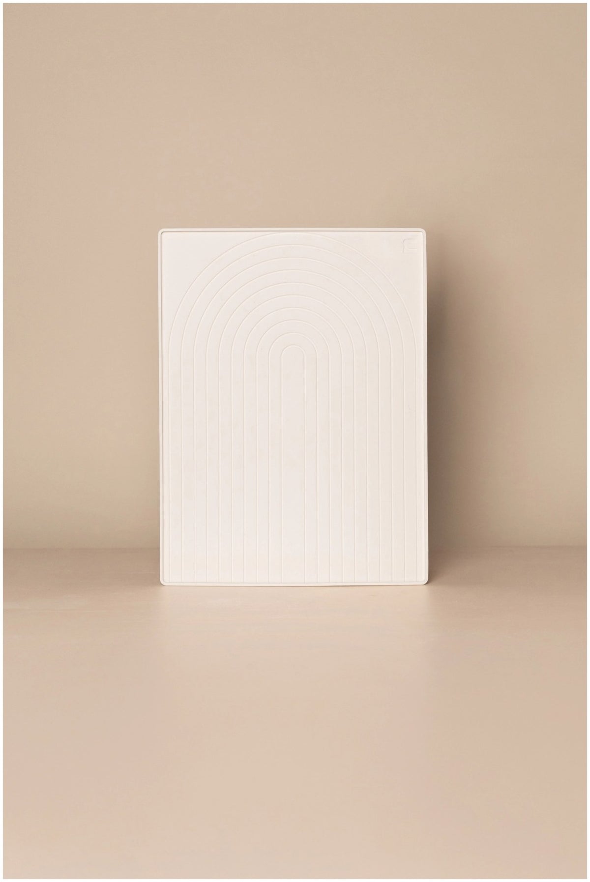 Weisse Silikon-Abtropfmatte mit strukturierter Oberfläche und Bogenmuster, Masse 40x30x1.5 cm, auf heller Arbeitsfläche.