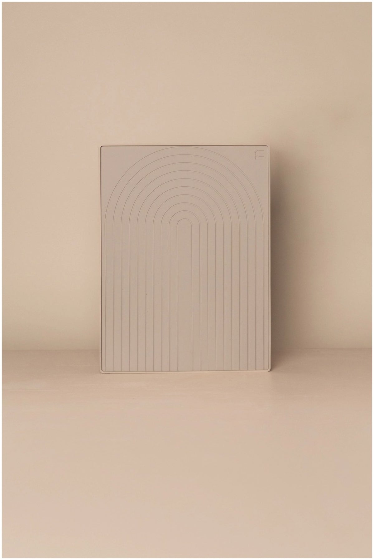 Beige Silikon-Abtropfmatte mit strukturierter Bogenmusteroberfläche und erhöhten Rillen, Masse 40 x 30 x 1.5 cm, auf einer Küchenarbeitsfläche.