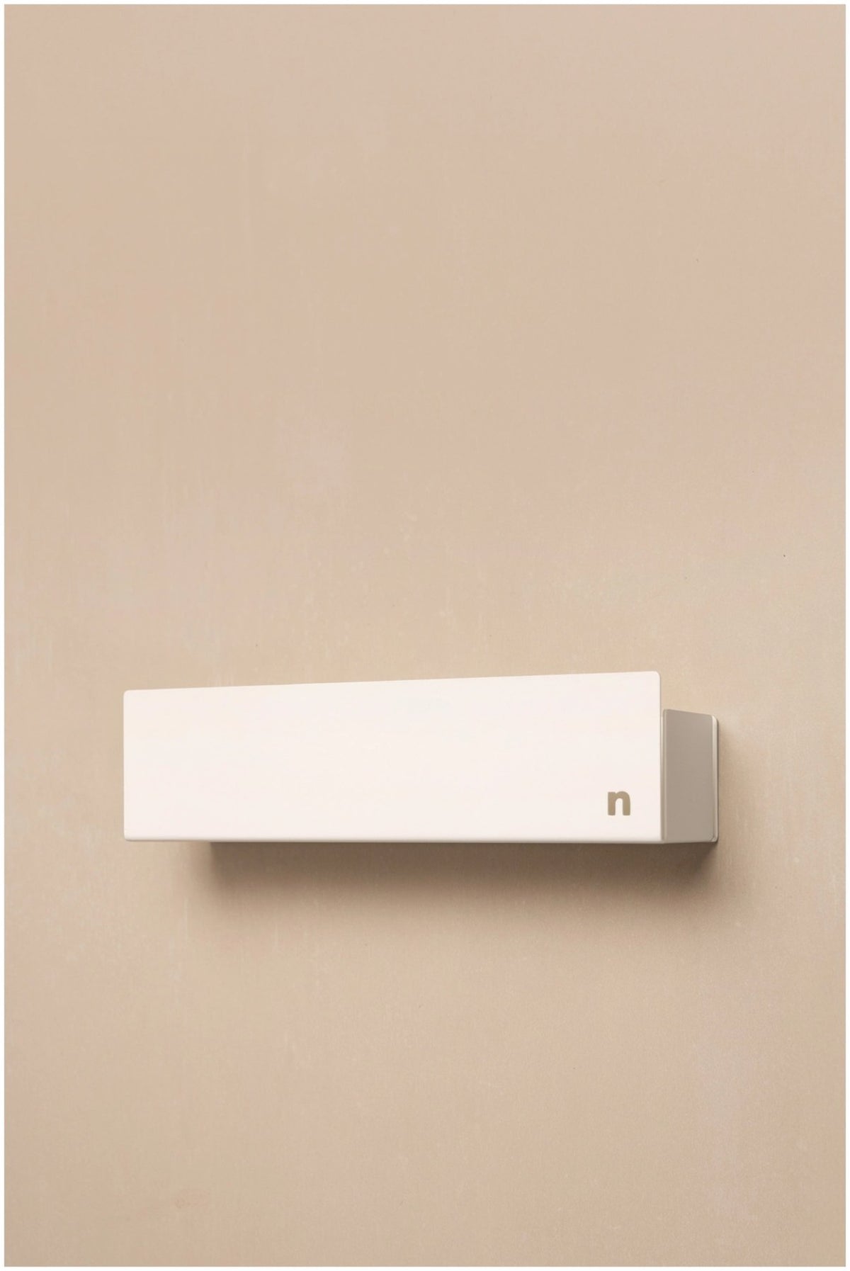 Weisse Duschablage aus pulverbeschichtetem Aluminium mit integrierter Ablaufrinne, rechteckige Form, Grösse 30 x 8.5 x 8 cm.