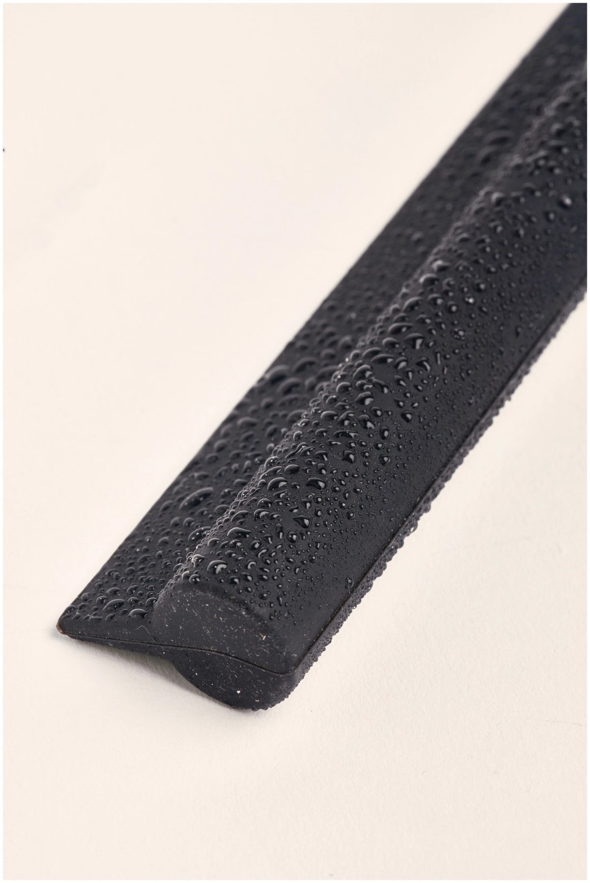 Schwarzer Duschabzieher aus Silikon von Nordesign mit rutschfestem Griff und flexibler Silikonlippe, Masse 20 x 20 x 2 cm, inklusive Silikonhalterung.