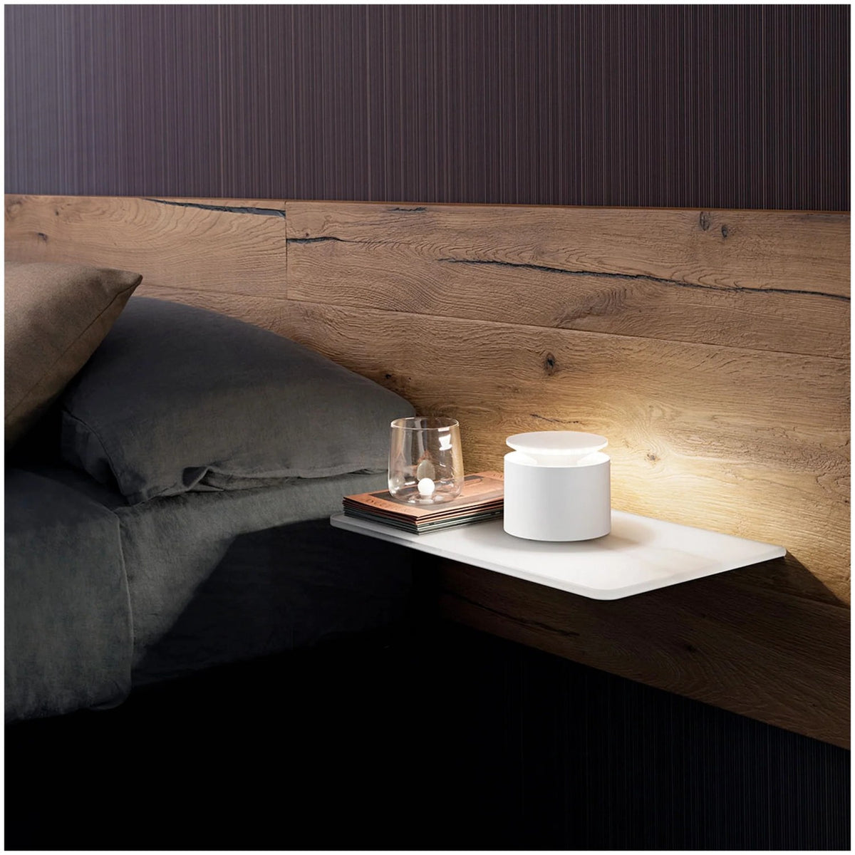 Weisse Push-Up Tischlampe von Zafferano, rundes Design mit Sockel und beweglichem Lampenkopf, kabellos und akkubetrieben.