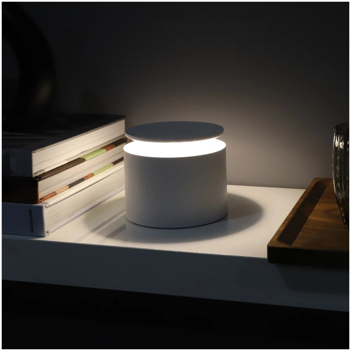 Weisse Push-Up Tischlampe von Zafferano, rundes Design mit Sockel und beweglichem Lampenkopf, kabellos und akkubetrieben.