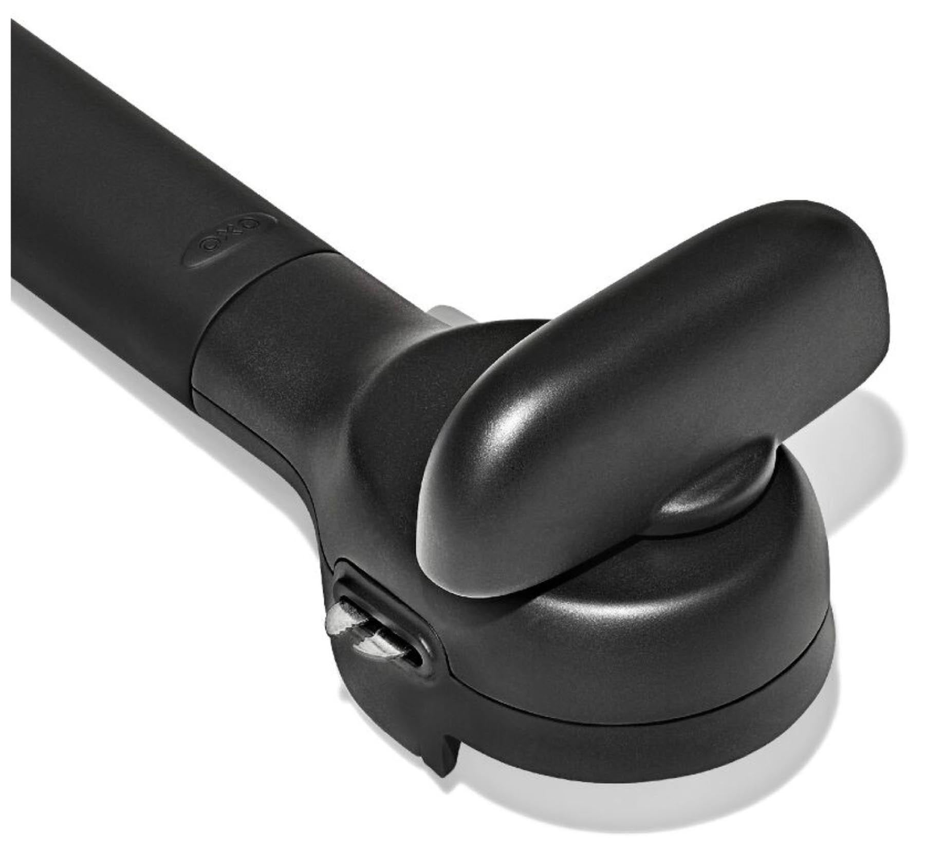 Schwarzer GG Dosenöffner Soft Edge von OXO, ergonomisch gestaltet für müheloses Öffnen von Dosen, ideal für jede Küche.