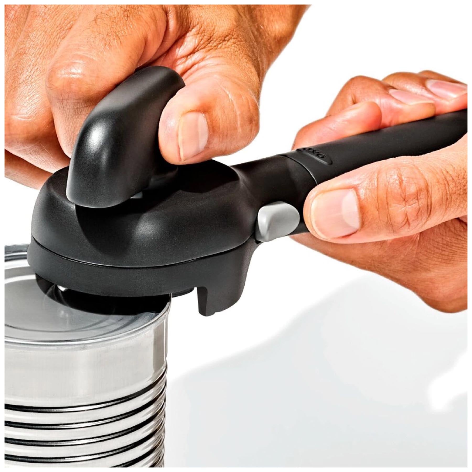 Praktischer Dosenöffner Soft Edge von OXO in stilvollem Schwarz, ideal für müheloses Öffnen von Dosen mit sanften Kanten für mehr Sicherheit.