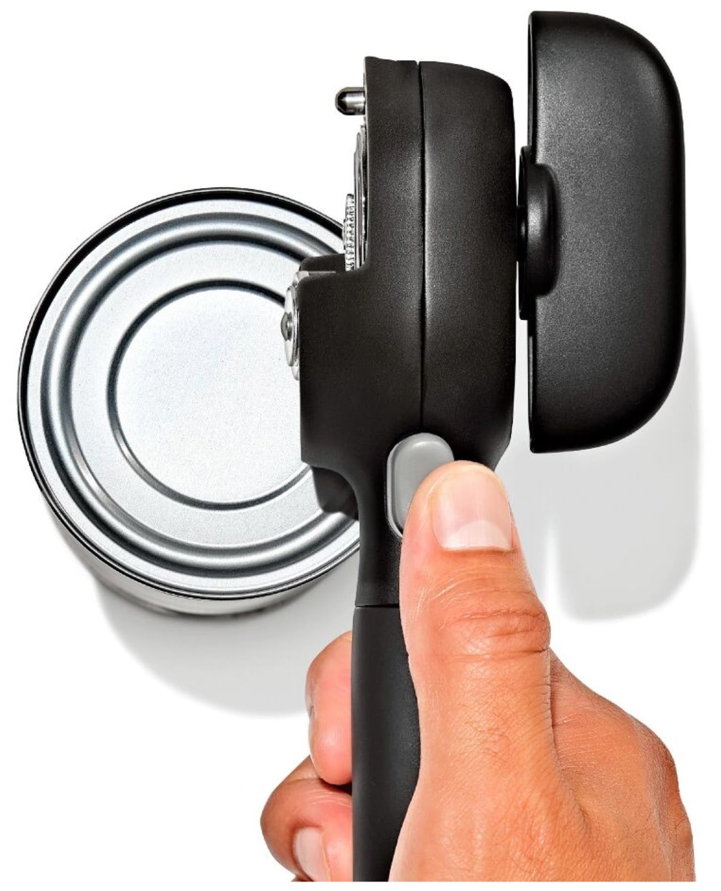 Eleganter Dosenöffner Soft Edge von OXO in Schwarz, bietet komfortables Öffnen von Dosen dank seines benutzerfreundlichen, ergonomischen Designs.