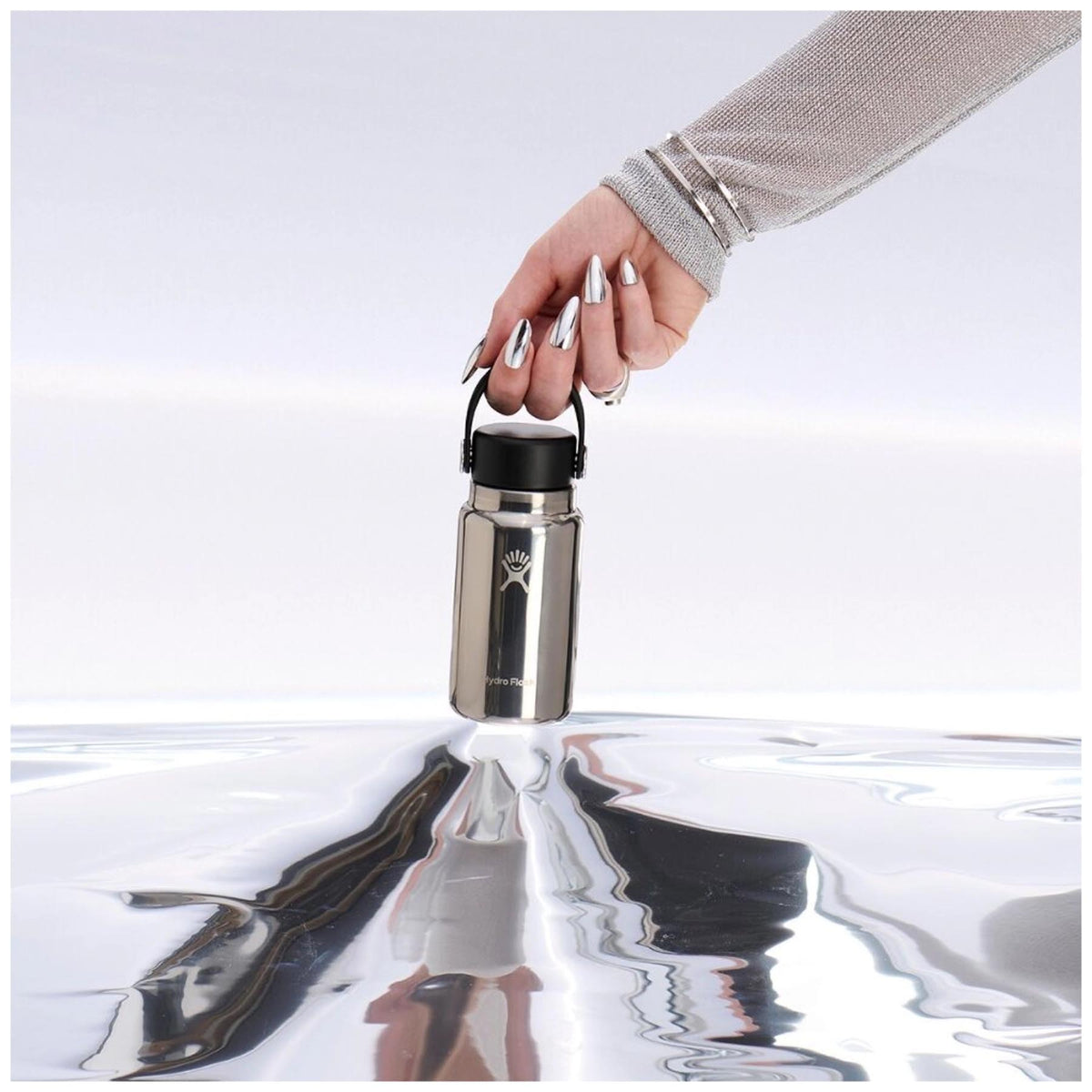 Trinkflasche Micro Hydro 200ml silver in Silber präsentiert im Onlineshop von KAQTU Design AG. Thermosflasche ist von Hydro Flask