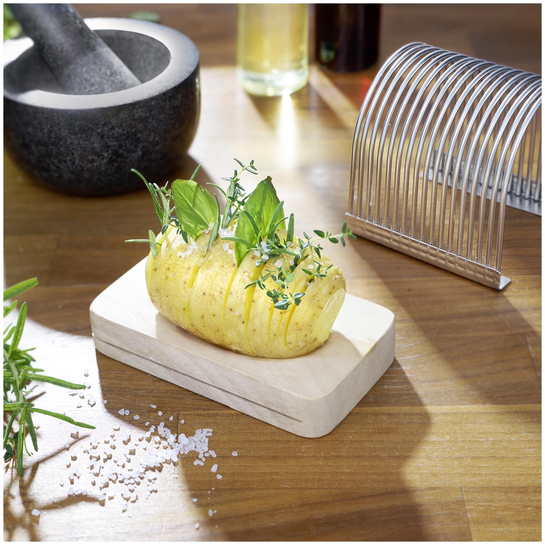 Fächerkartoffelschneider von Westmark, ideal für kreative Kartoffelgerichte. Perfekt für gleichmäßige Schnitte und ansprechende Präsentation.
