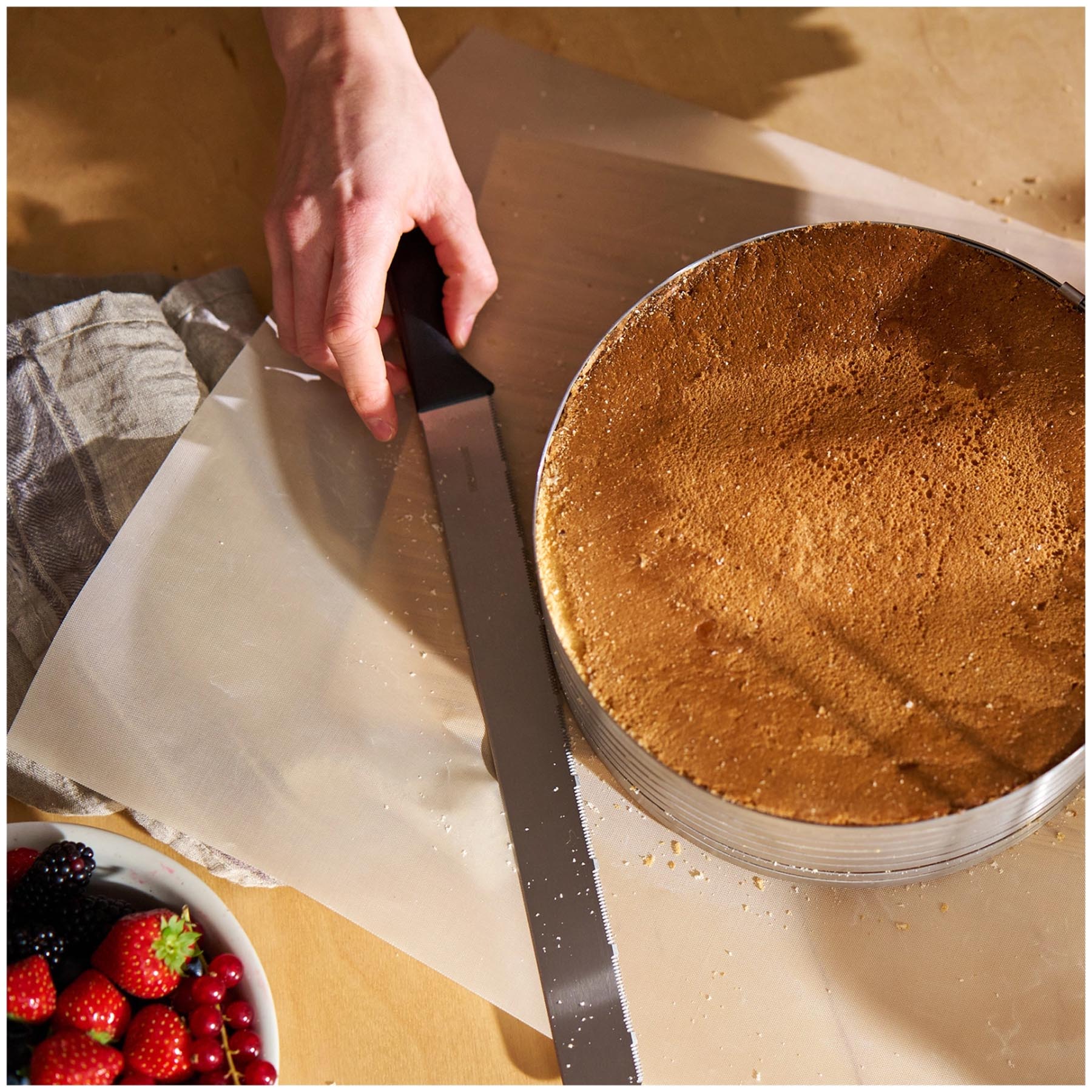 Innovative Schneidhilfe von Westmark für Tortenböden, sorgt für präzise und gleichmäßige Schnitte für Ihre Backkreationen.