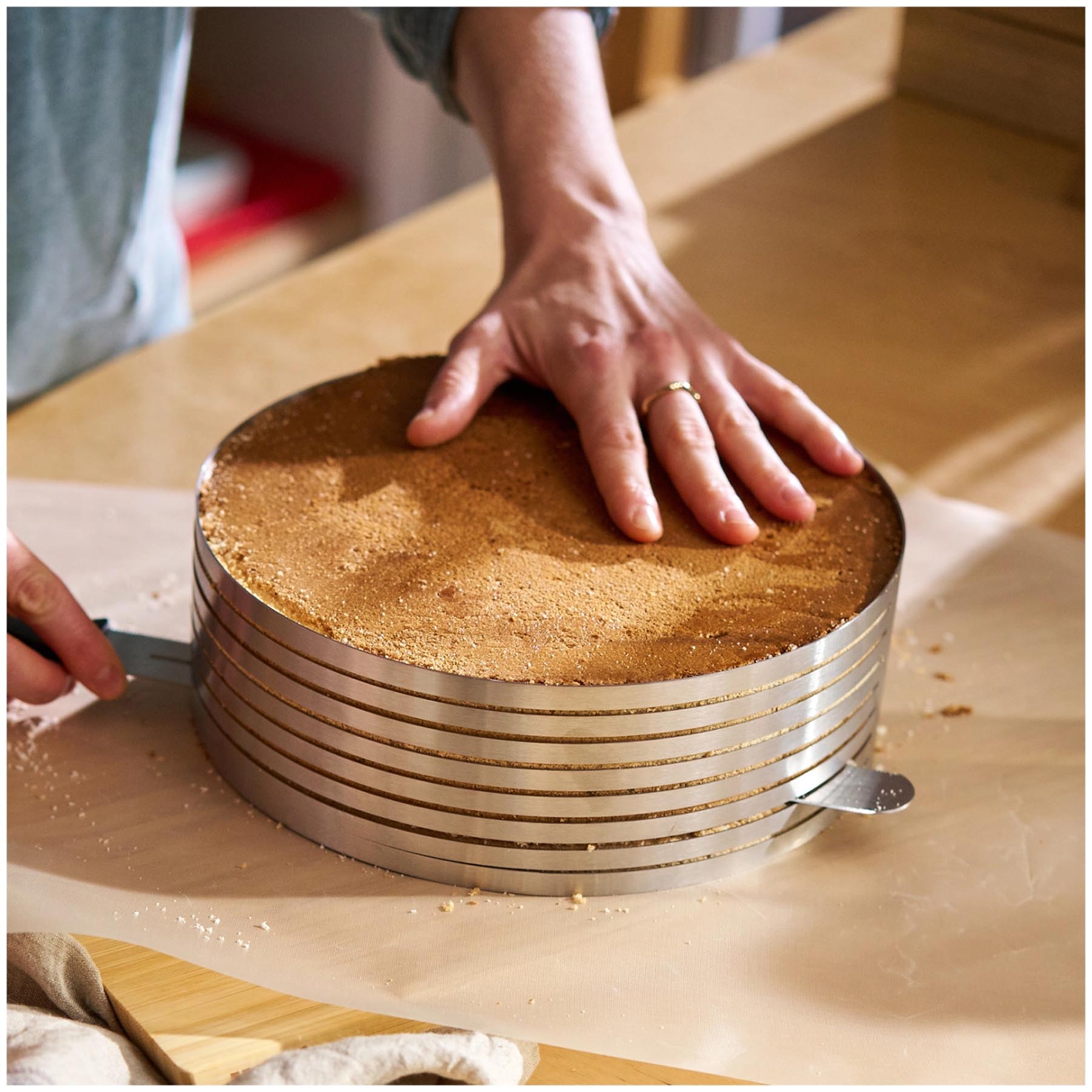 Praktische Tortenboden-Schneidhilfe von Westmark, ideal für gleichmäßige und saubere Schnitte bei Ihren Backprojekten.
