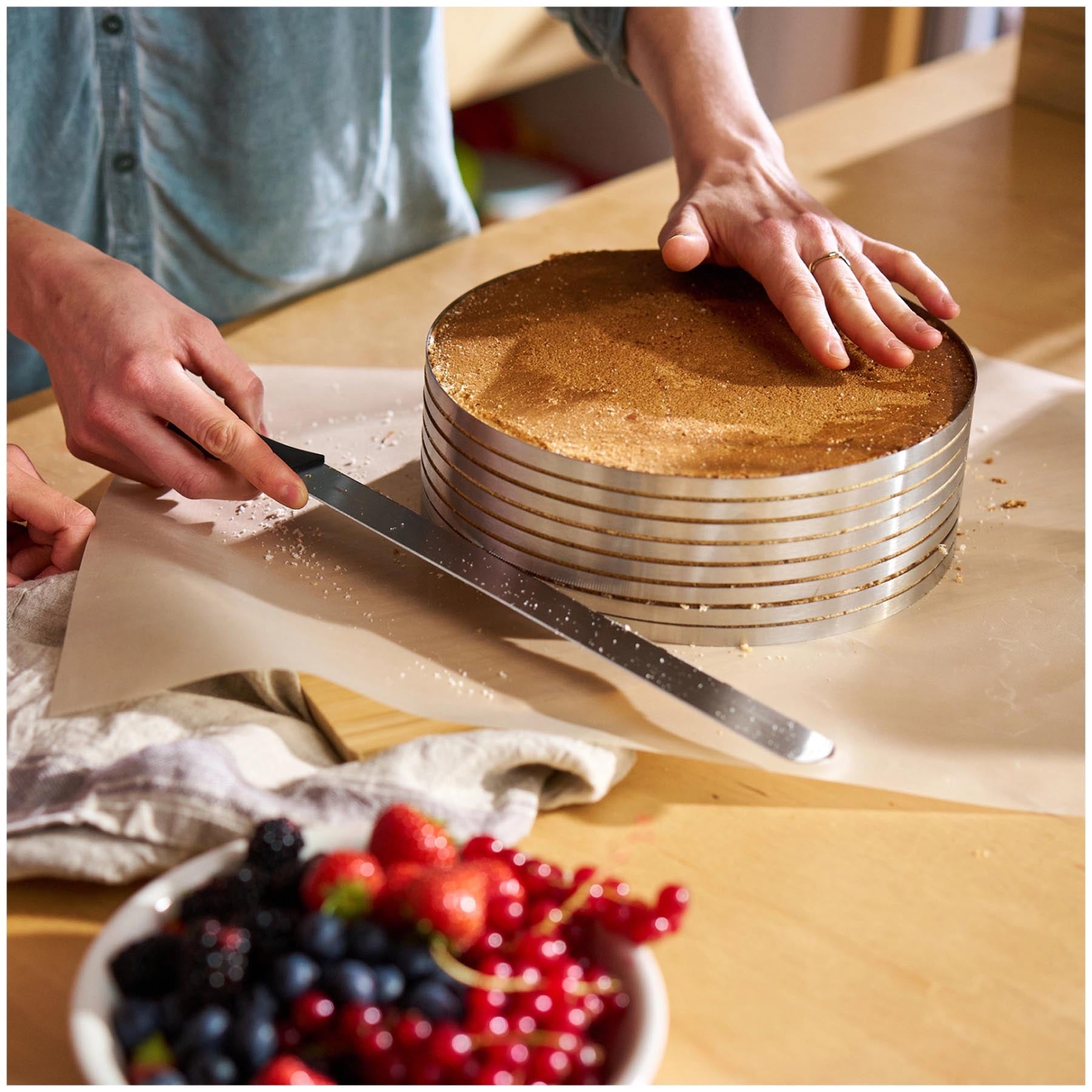 Praktische Tortenboden-Schneidhilfe von Westmark, ideal für gleichmäßige und saubere Schnitte beim Tortenbacken.
