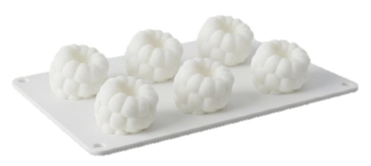 Weisse Silikonform in Himbeerform von Scrap Cooking, Backform aus flexiblem Material, Masse 30x17.5x5.2 cm, auf hellem Hintergrund.