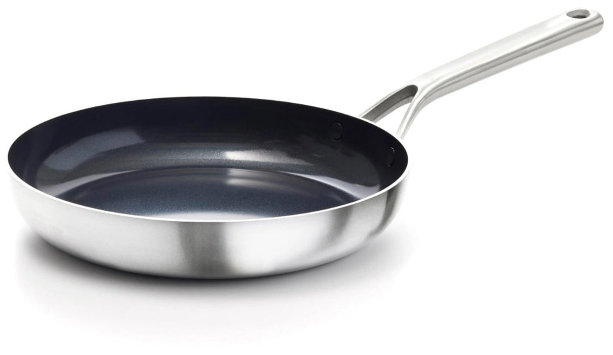 Bratpfanne Mira von OXO aus Chromstahl mit keramischer Antihaftbeschichtung, Aluminiumkern und ergonomischem Griff, Durchmesser 26 cm.