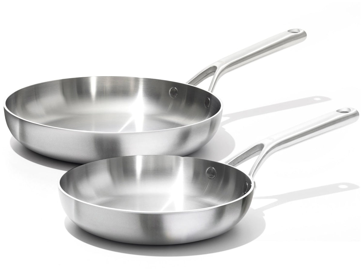 Zwei Bratpfannen aus Chromstahl in den Grössen 20cm und 26cm mit konturierten Edelstahlgriffen und glänzender Oberfläche, OXO Mira Serie.