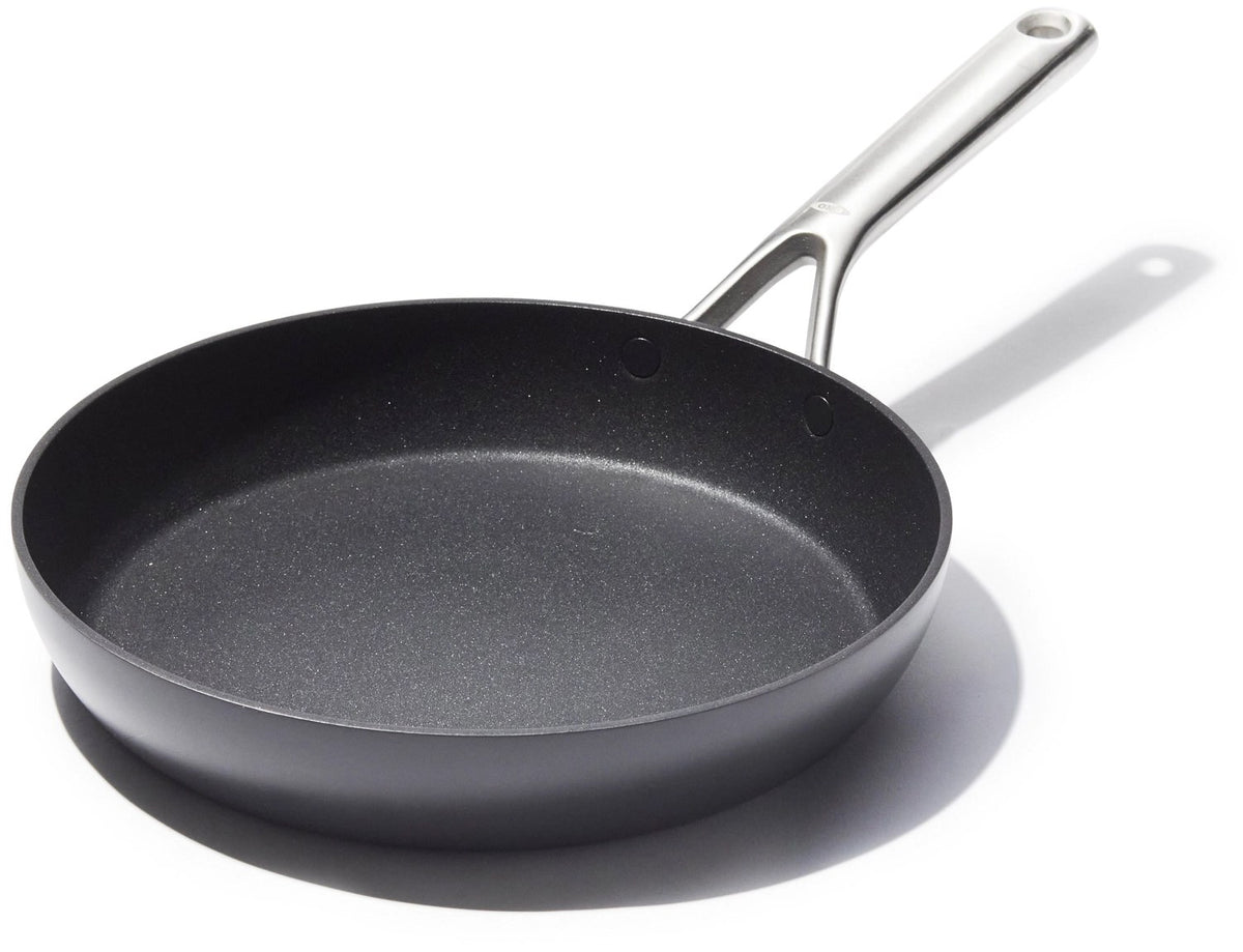 Schwarze Bratpfanne mit keramischer Antihaftbeschichtung und Induktionsboden, rund geformt, Durchmesser 26 cm, Marke OXO.