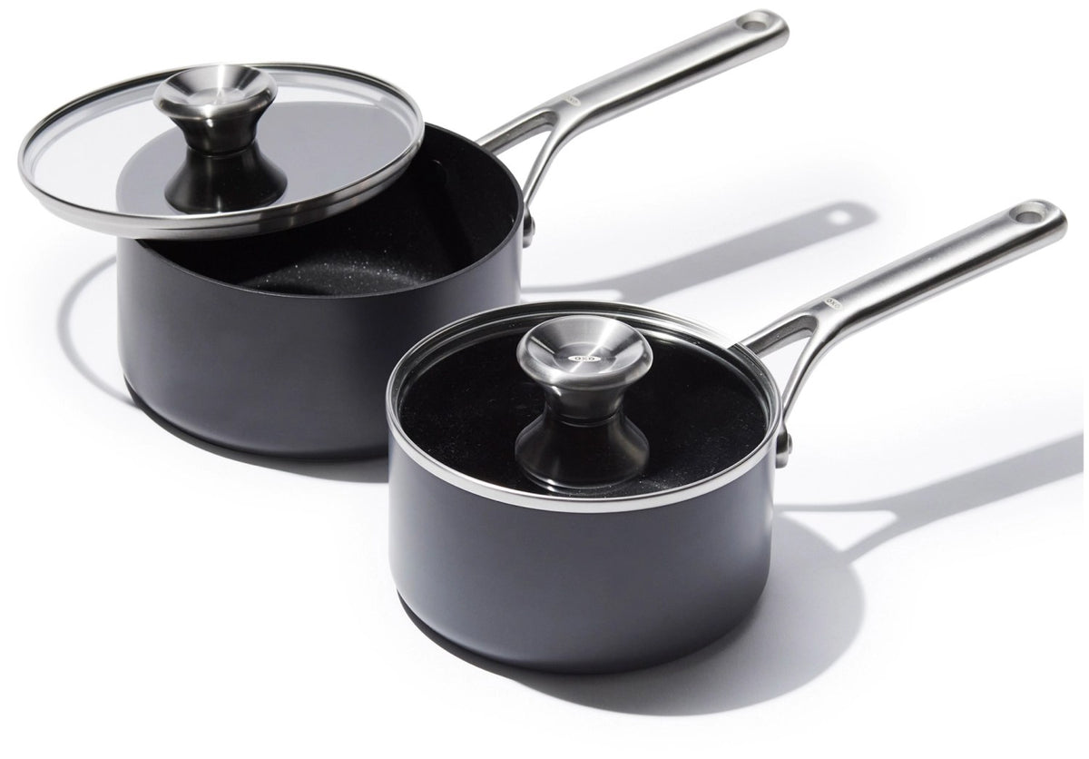 Schwarze OXO Stielkasserolle aus hart-anodisiertem Aluminium mit passendem Deckel, keramischer Antihaftbeschichtung und Induktionsboden.