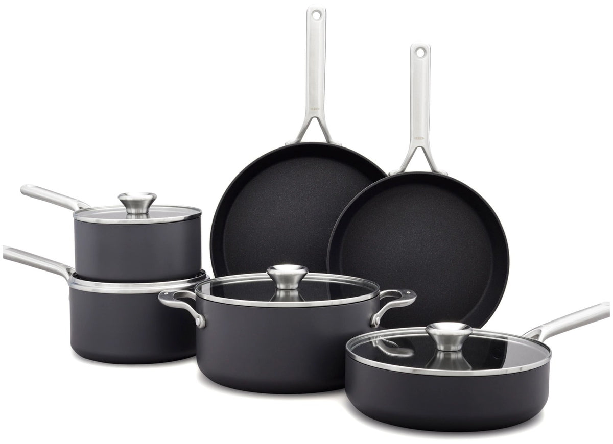Zehnteiliges Kochgeschirrset von OXO in Anthrazit mit Glasdeckeln, hart-anodisierten Töpfen und Pfannen sowie Antihaftbeschichtung.