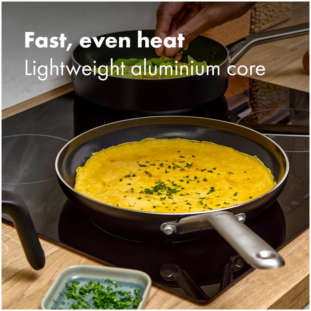 Schwarze Bratpfanne von OXO mit 26 cm Durchmesser, keramischer Antihaftbeschichtung im Innern und rundem Aluminiumkörper mit flachem Boden.