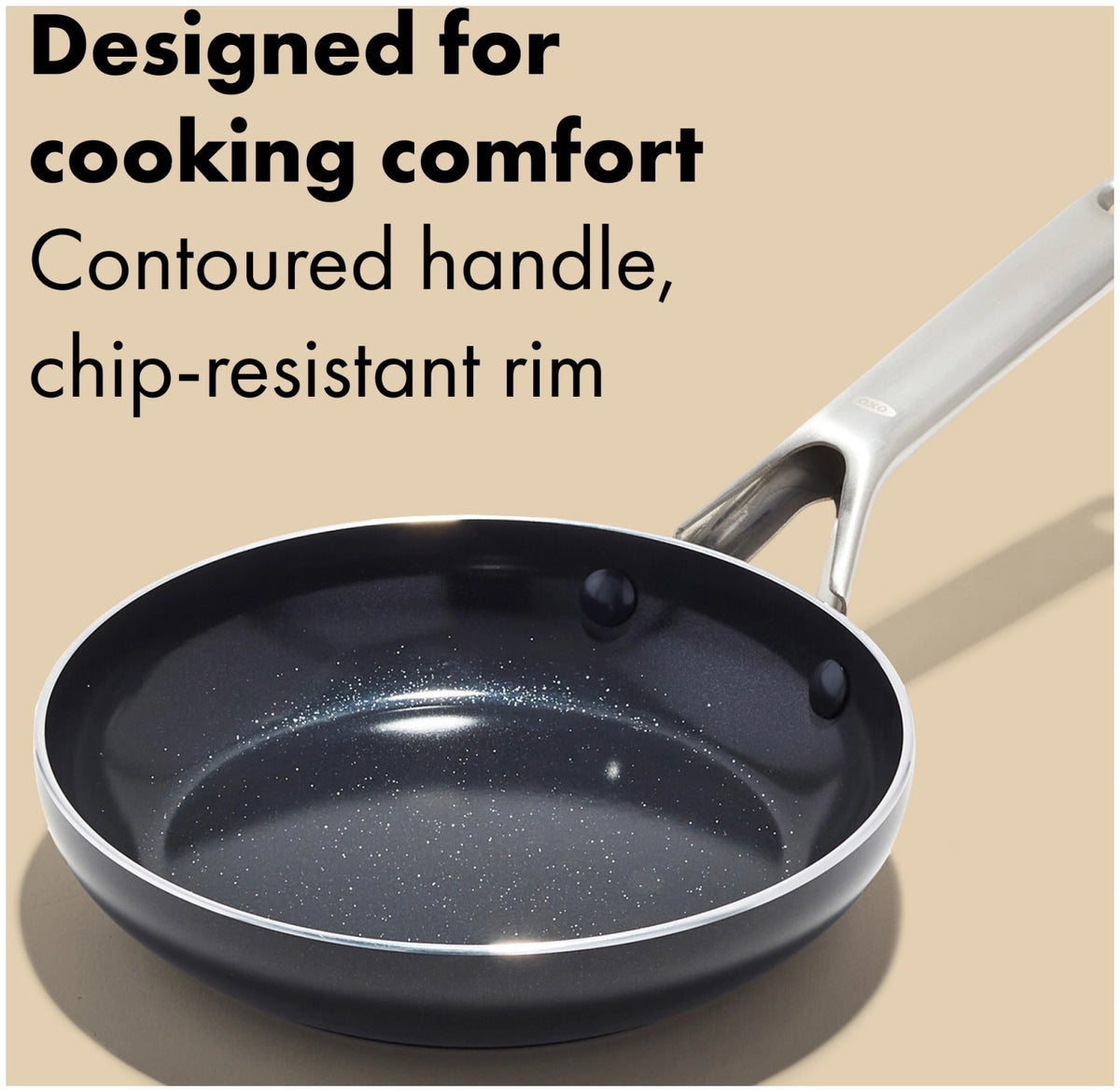 Schwarze Bratpfanne von OXO mit 26 cm Durchmesser, keramischer Antihaftbeschichtung im Innern und rundem Aluminiumkörper mit flachem Boden.