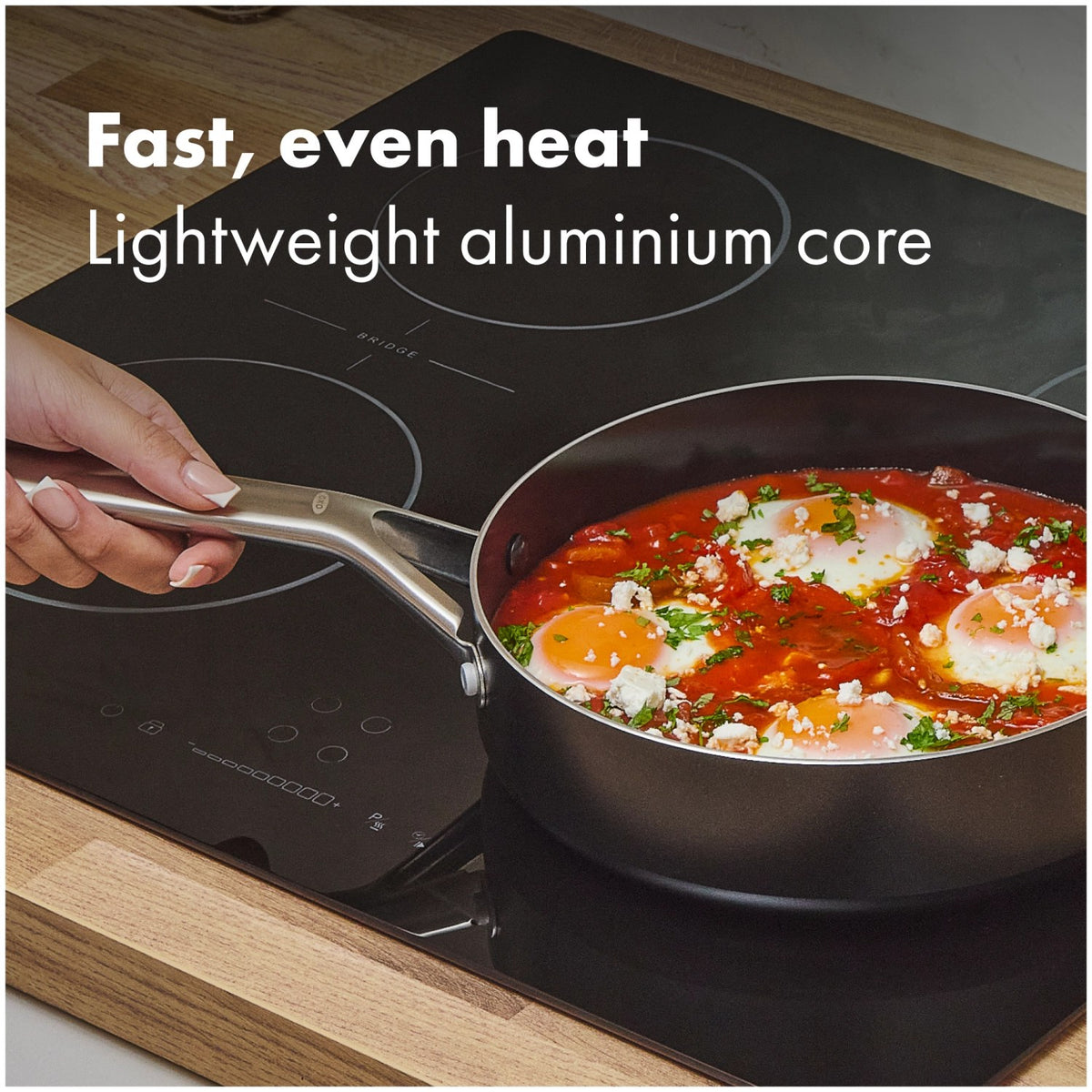 Schwarze OXO Agility Sautierpfanne 28cm aus Aluminium mit Antihaftbeschichtung, geraden Seitenwänden, breitem Boden und Deckel aus gehärtetem Glas.