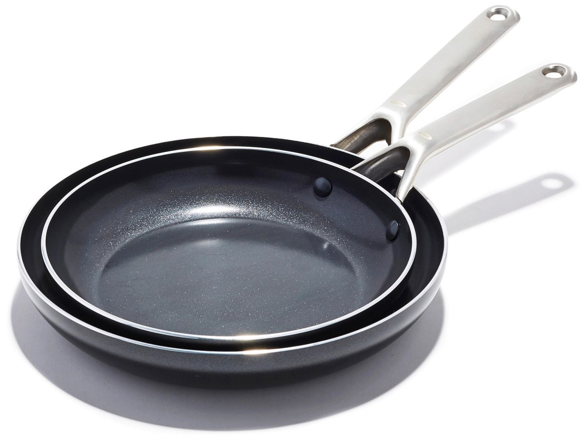Zwei schwarze OXO Agility Bratpfannen mit Antihaftbeschichtung, Aluminiumkern und Glasdeckeln in den Grössen 24 und 28 cm.
