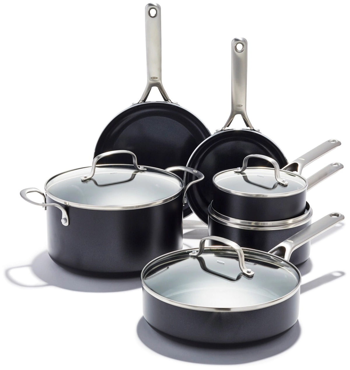 Zwei schwarze Antihaft-Bratpfannen aus Aluminium mit keramischer Innenbeschichtung und Deckeln, Teil eines 10-teiligen Kochgeschirrsets von OXO.