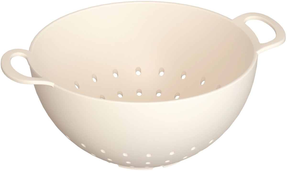 Weisses Salatsieb aus Biopolymer in Urban-Grey Optik von MAGU, rund geformt mit Standfuss, Grösse 24 x 30 x 12 cm, auf neutralem Hintergrund.