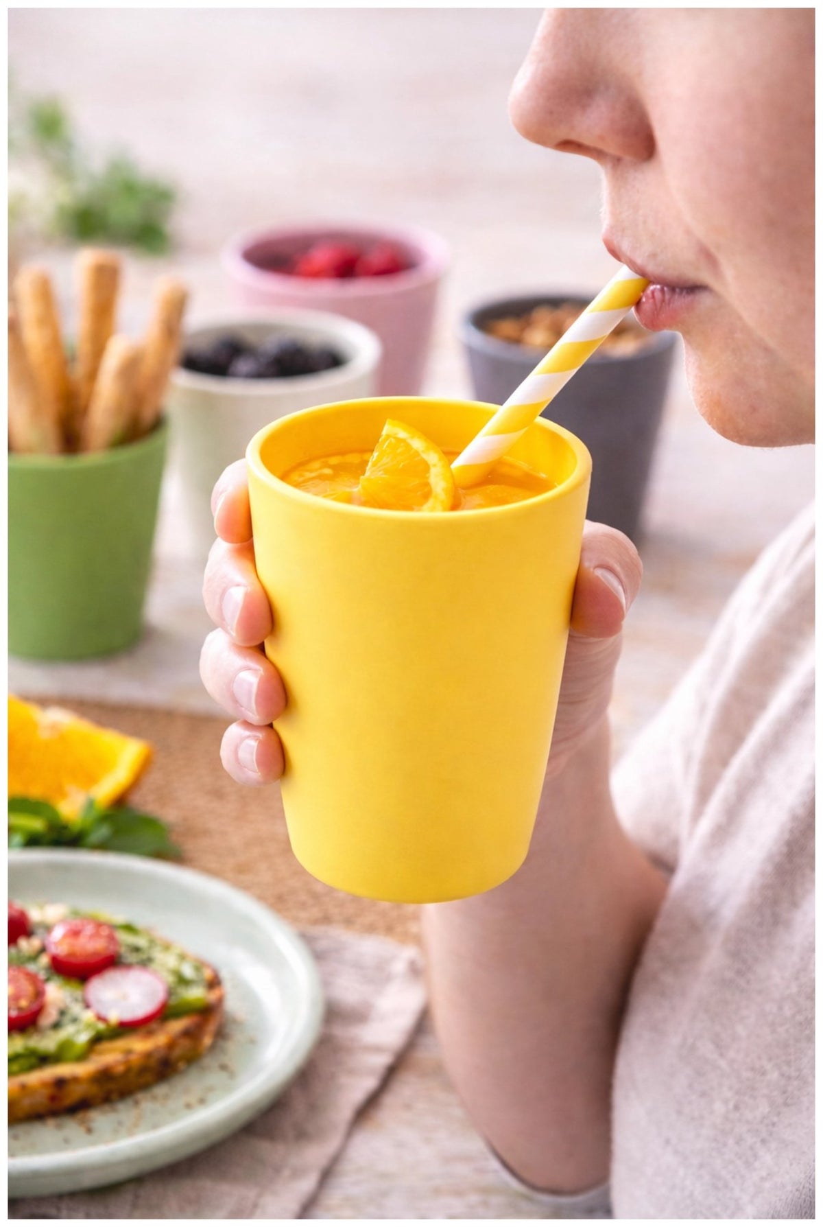 Trinkbecher aus Biopolymer in urban-grey, zylindrische Form mit 340 ml Fassungsvermögen, Masse 8.2 x 8.2 x 11 cm, Hersteller MAGU.