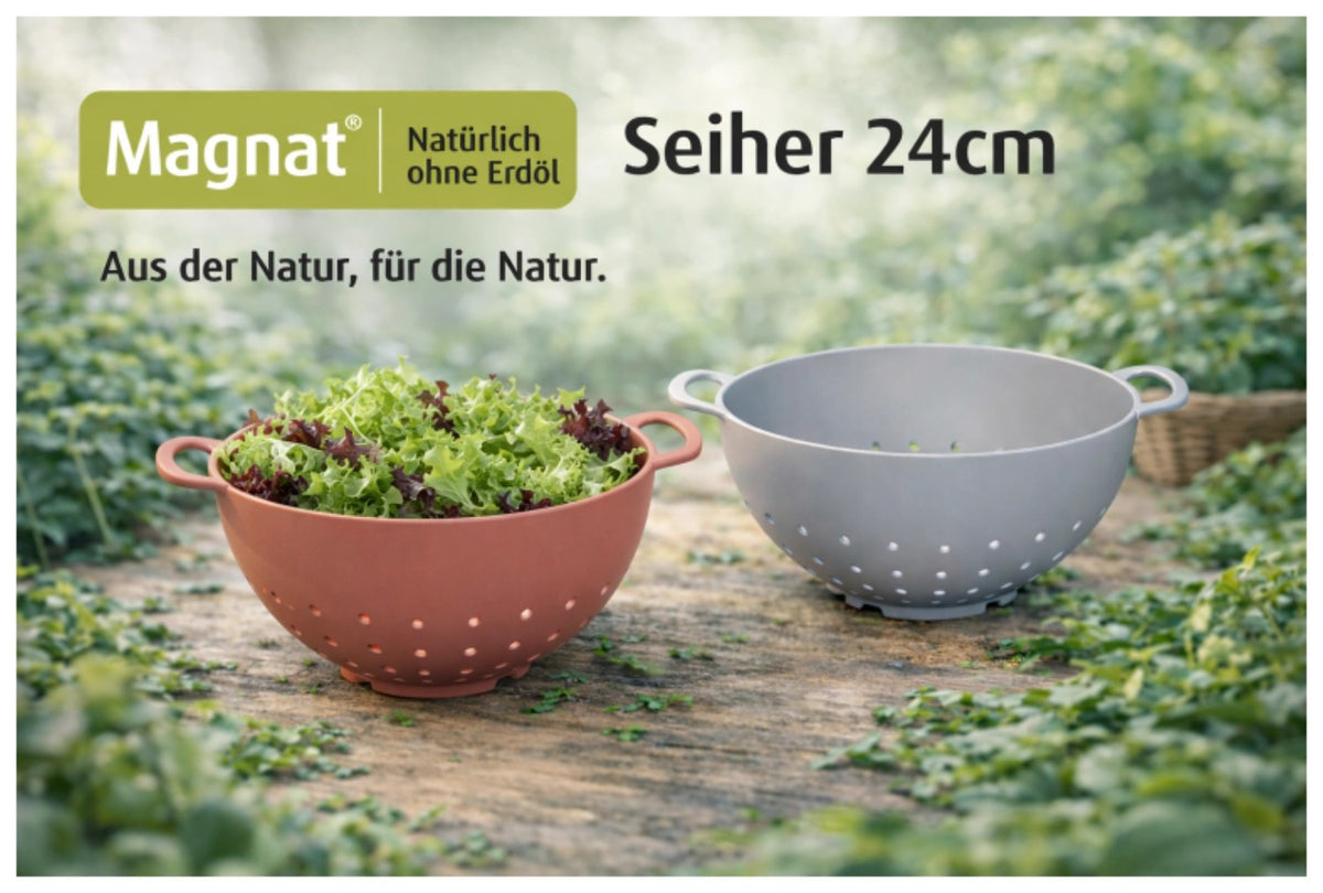 Silberfarbenes Salatsieb aus Biopolymer von MAGU, rundliche Form mit Standfuss, Grösse 24 x 30 x 12 cm, auf hellem Hintergrund fotografiert.