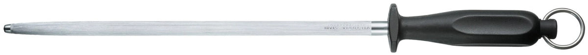 Schwarzer ovaler Metzgerstahl von Victorinox mit Feinzug-Oberfläche, Länge 30 cm, für die Küche fotografiert auf neutralem Hintergrund.