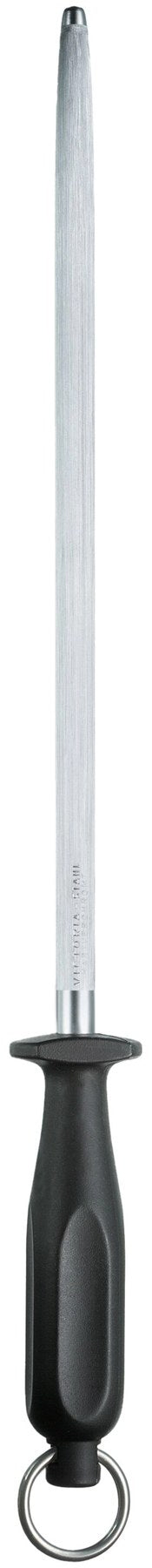 Schwarzer ovaler Metzgerstahl von Victorinox mit Feinzug-Oberfläche, Länge 30 cm, für die Küche fotografiert auf neutralem Hintergrund.