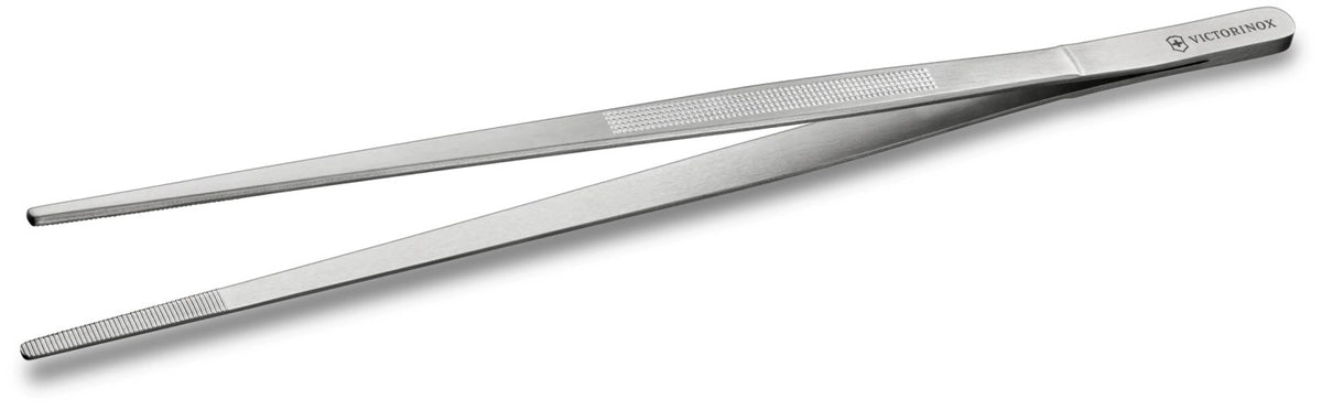 Silberne Edelstahl-Pinzette 30cm von Victorinox mit geradem Design und rutschfestem Griff, freigestellt fotografiert.