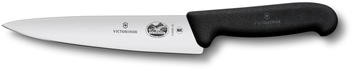 Schwarzes Victorinox Fibrox Kochmesser mit 19cm langer, gerader Klinge und rutschfestem Griff, freigestellt auf weissem Hintergrund.