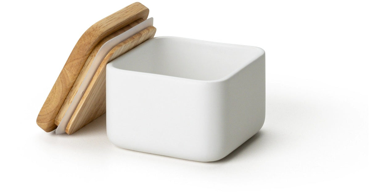 Weisse Keramik Vorratsdose mit hellem Holzdeckel und Silikonring, quaderförmig mit abgerundeten Ecken, Grösse 10.5x10.5x8cm.