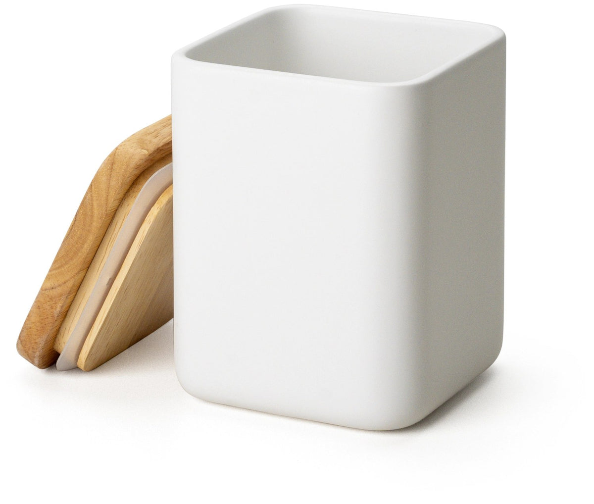Weisse Keramik Vorratsdose mit hellem Holzdeckel und Silikonring, abgerundete Form, Grösse 10.5x10.5x14.5 cm, stehend fotografiert.