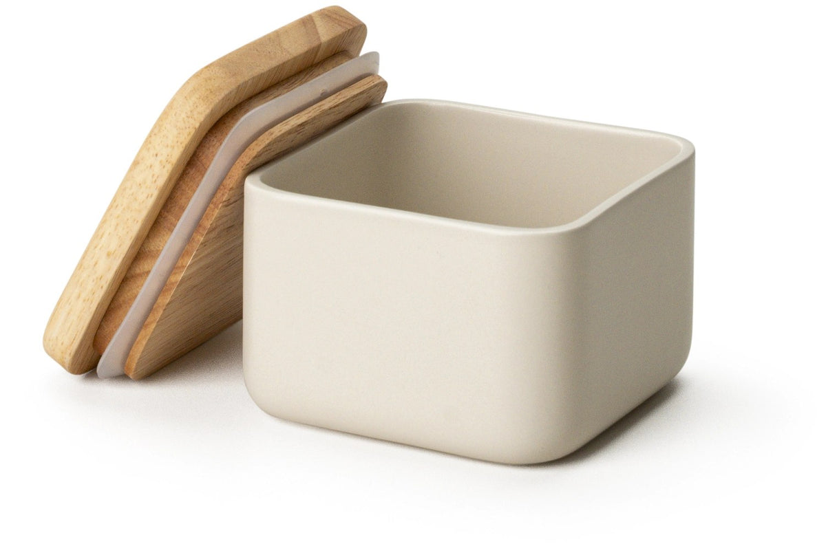Beige Keramik Vorratsdose mit hellem Holzdeckel und Silikonring, quadratische Form mit abgerundeten Ecken, Grösse 10.5x10.5x8cm.