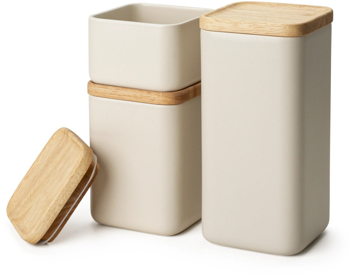 Beige Keramik Vorratsdose mit hellem Holzdeckel und Silikonring, quadratische Form mit abgerundeten Ecken, Grösse 10.5x10.5x8cm.