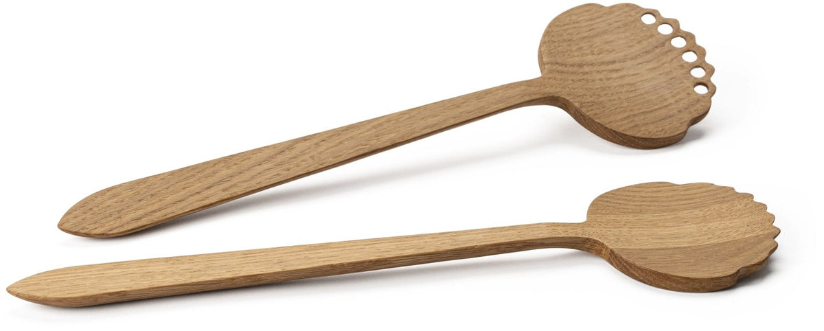 Salatbesteck aus Eichenholz mit langer Laffe und langen Griffen, Länge 32.5cm, natürliche Maserung, geöltes Finish, Farbe Braun.