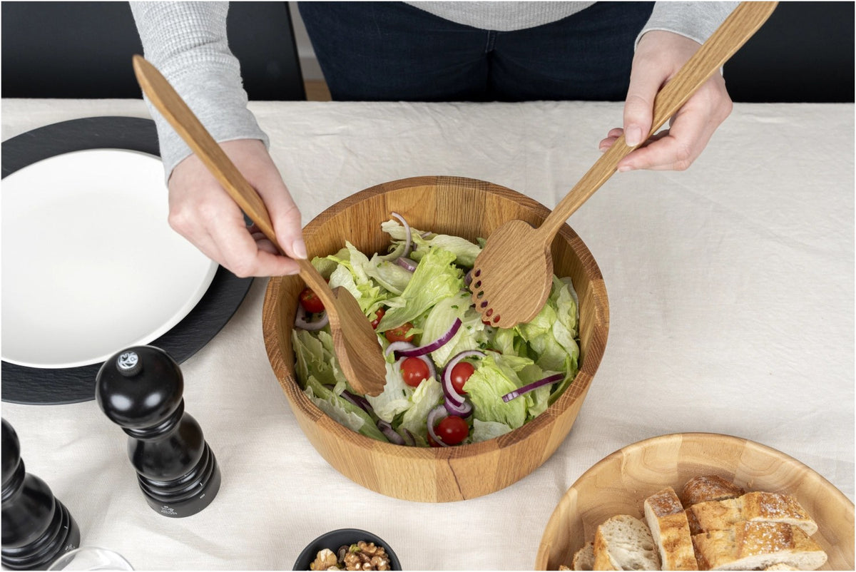 Salatbesteck aus Eichenholz mit langer Laffe und langen Griffen, Länge 32.5cm, natürliche Maserung, geöltes Finish, Farbe Braun.